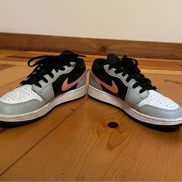 Excellent condition Nike Air Jordan Low 1 color Gray Fog Bleached Coral - Picture 2 of 5